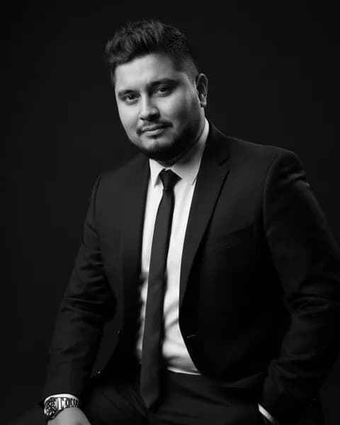 Juan Manuel Ojeda, con barba y americana oscura, en blanco y negro