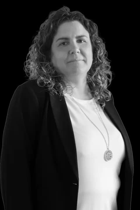 Yolanda López, oficial habilitado administración de fincas en OBN&